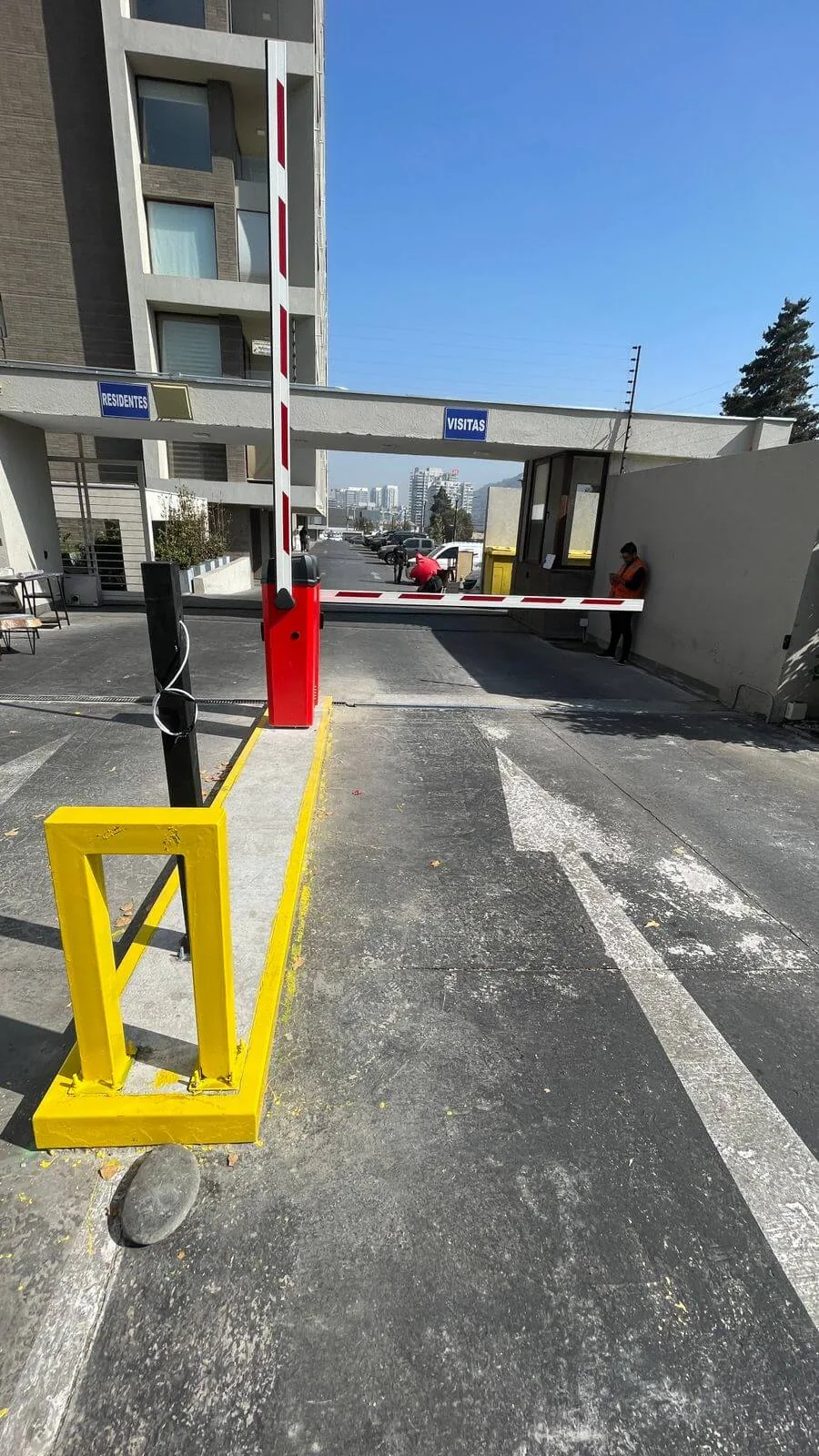 Instalación real de barrera vehicular FAAC 614 con pluma de 3 metros