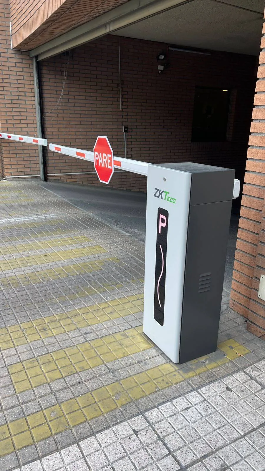 Barrera vehicular ZKT instalada en acceso controlado