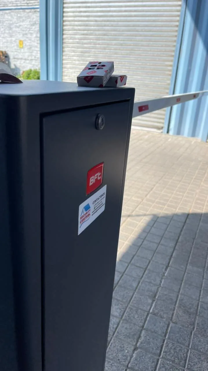 Barrera BFT MOOVI 50 instalada para control de acceso