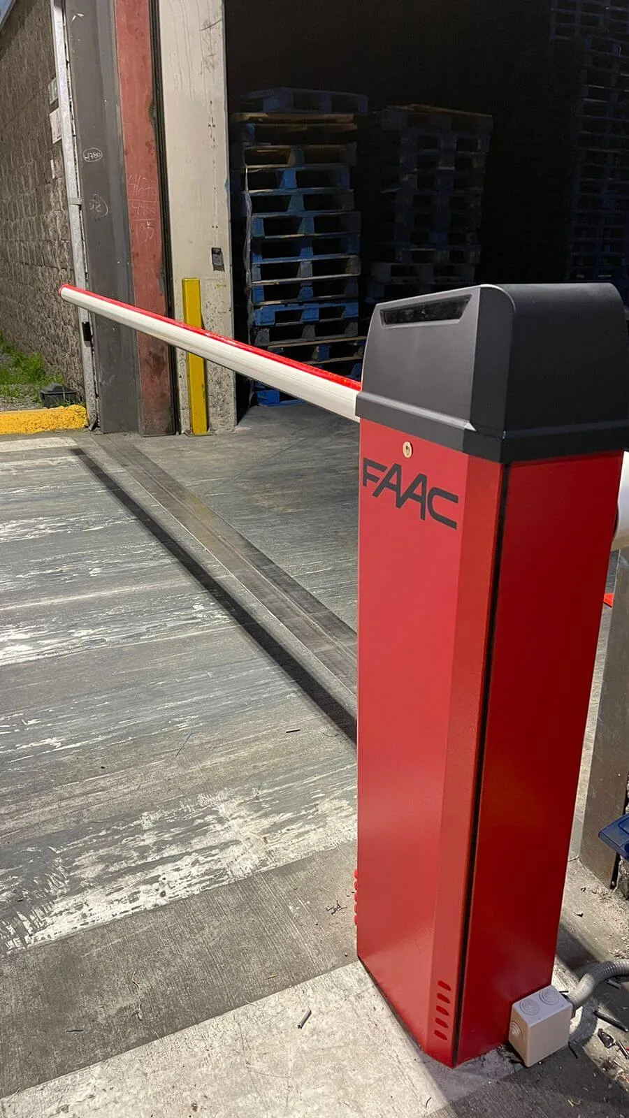 Barrera vehicular FAAC instalada en acceso de centro de bodegaje