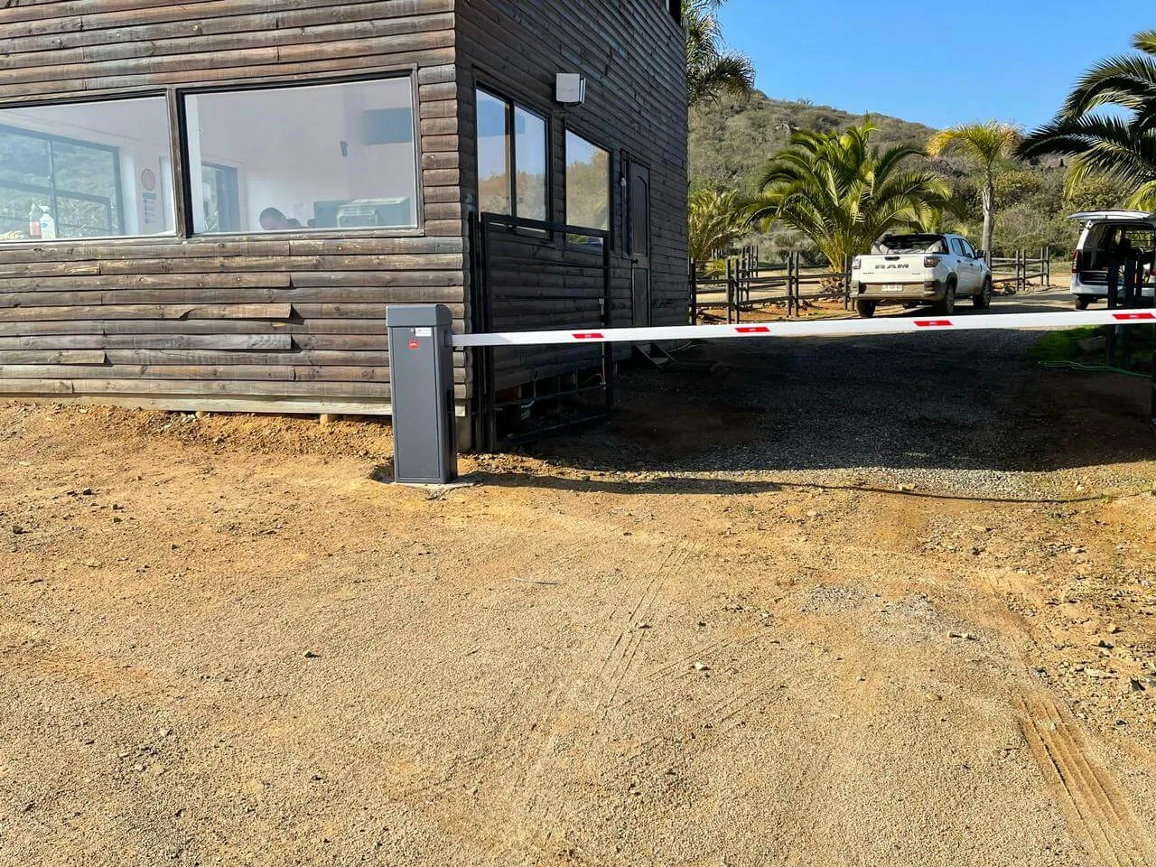Instalación real de barrera vehicular en condominio con sistema TAG