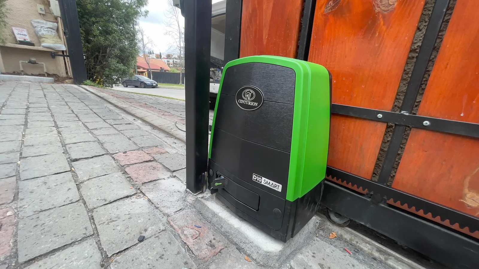 Motor CENTURION D10 SMART instalado en portón corredera