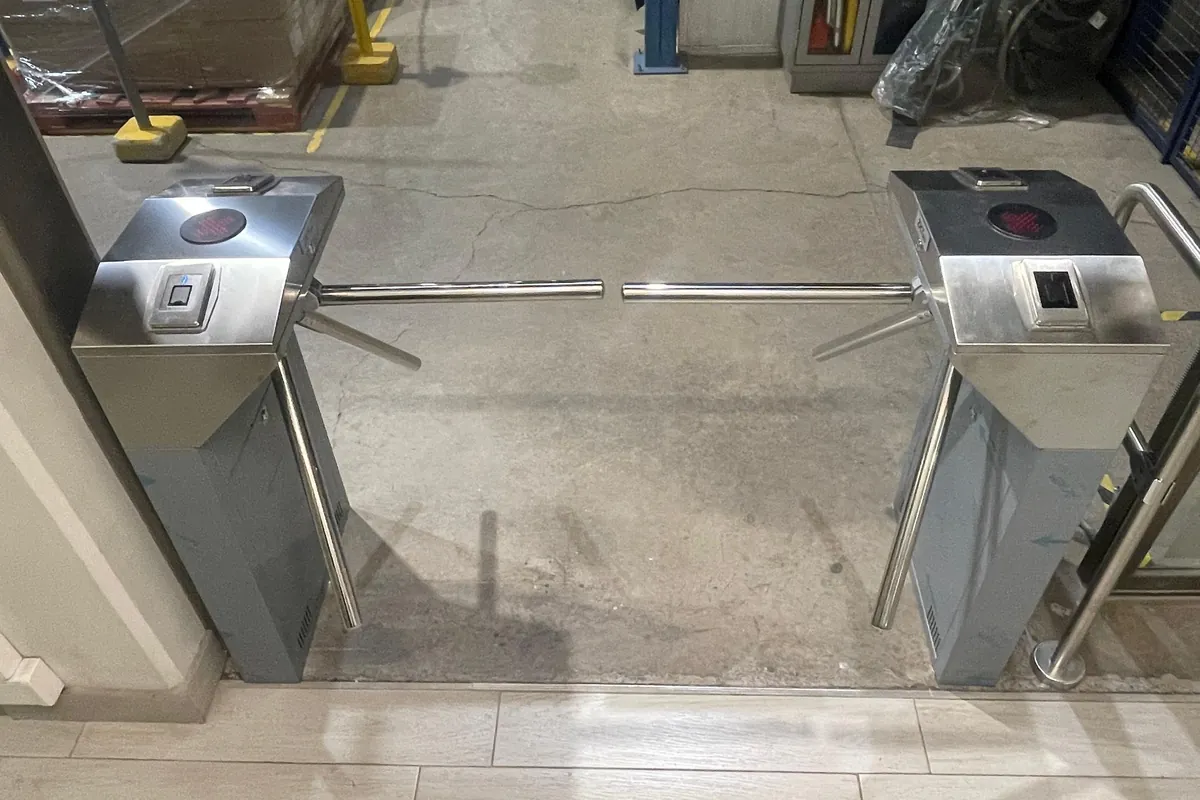 Torniquete TS1000 instalado para control de acceso peatonal por Security Control