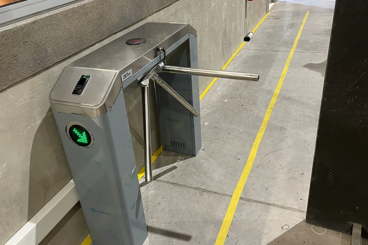 Torniquete ZKT instalado en acceso peatonal controlado por Security Control