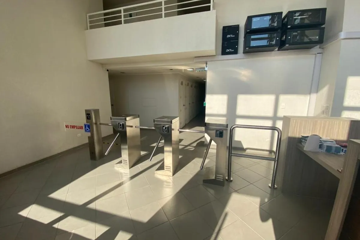 Torniquetes de acceso peatonal instalados en interior por Security Control