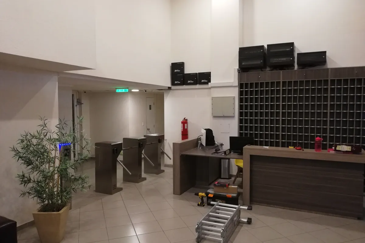 Sistema real de torniquetes instalado en área de recepción por Security Control